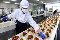 ببینید؛ نگاهی به فرآیند تهیه غذا برای دانش آموزان دبیرستانی در ژاپن 