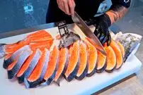 ببینید| غذای خیابانی در تایوان؛ برش زدن ماهی سالمون و تهیه ساشیمی با آن در تایپه