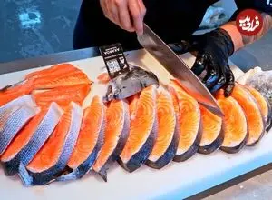 ببینید| غذای خیابانی در تایوان؛ برش زدن ماهی سالمون و تهیه ساشیمی با آن در تایپه