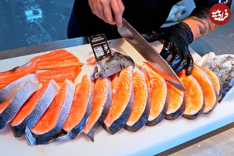 ببینید| غذای خیابانی در تایوان؛ برش زدن ماهی سالمون و تهیه ساشیمی با آن در تایپه