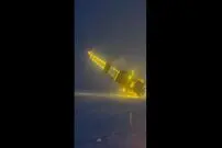 ببینید| فرو ریختن یک دکل نفتی در آلاسکا هنگام حمل و نقل