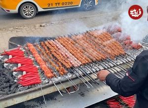 (ویدئو) غذای خیابانی در ترکیه؛ این کبابی روی 1500 سیخ کوبیده می فروش