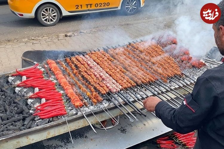 (ویدئو) غذای خیابانی در ترکیه؛ این کبابی روی 1500 سیخ کوبیده می فروش