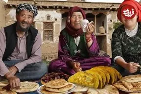 ببینید| غذای روستایی در افغانستان؛ پخت بولانی سنتی توسط زوج سالخورده 