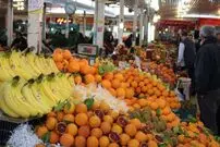 ( عکس) نوشته قشنگ یک میوه فروش روی دیوار مغازه‌اش 