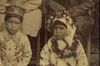 عکس؛ سفر به تاریخ؛ کودکان اشراف‌زادۀ عهد قاجار در کنار «غلام‌بچۀ سیاهپوست‌شان»