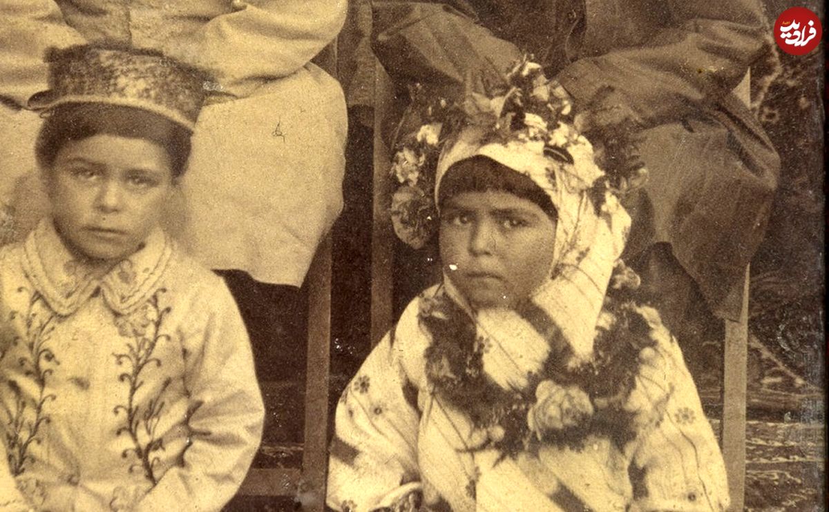عکس؛ سفر به تاریخ؛ کودکان اشرافزادۀ عهد قاجار در کنار «غلامبچۀ سیاهپوستشان»