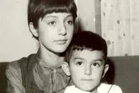 عکس| سفر زمان؛ عکس یادگاری «گوگوش» 17 ساله با مادرشوهرش در روز عروسی