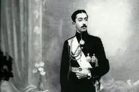 (عکس) سفر در تاریخ؛ لحظه خروج محمدحسن میرزا، آخرین ولیعهد قاجاریه از ایران؛ سال 1304