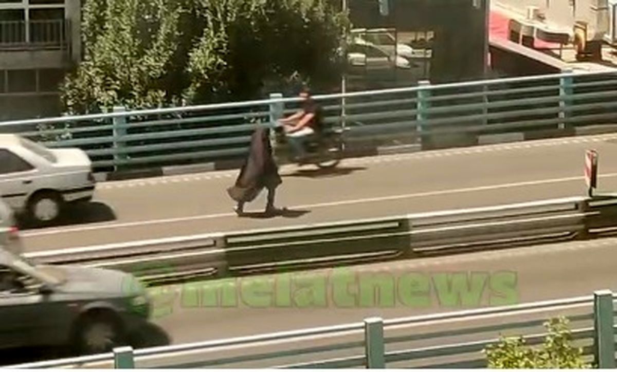 (ویدئو) حرکت خطرناک و عجیب یک زن روی یک پل روگذر در تهران!