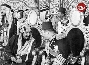 عکس؛ سفر در زمان؛ «پادشاه اول عربستان و مهمان ها» در حال خوردن یک شتر بزرگ؛ سال 1325