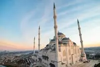 (ویدئو) لحظه سقوط مناره مسجد بادملیک بر اثر باد شدید