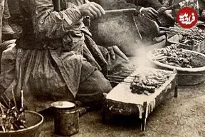 عکس| سفر به ایران قدیم؛ بساط «کباب‌پزها» در کنار یکی از خیابان‌های تهران در دوران قاجار