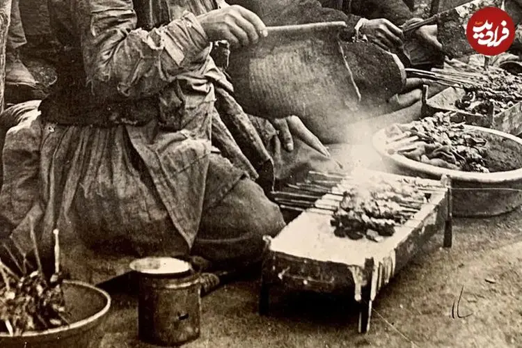عکس| سفر به ایران قدیم؛ بساط «کباب‌پزها» در کنار یکی از خیابان‌های تهران در دوران قاجار