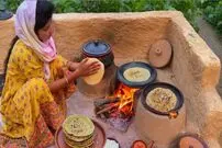 ببینید؛ غذای روستایی در هند؛ پخت نان ذرت و غذای سنتی با برگ خردل و اسفناج