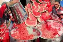 (ویدئو) روش عجیب و متفاوت پاکستانی ها برای تهیه آب هندوانه در خیابان