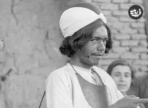 عکس| سفر زمان؛ معرکه‌گیری درویش مارگیر؛ یک قرن قبل