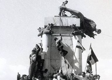 عکسی از مجسمه رضاخان درحال سقوط