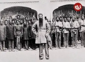 عکس| سفر زمان؛ عکس یادگاری «دستۀ نظامی‌ها و گروه موسیقی»؛ دوران قاجار