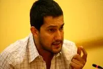 عکس؛ پریدن حامد بهداد روی میز در نشست خبری