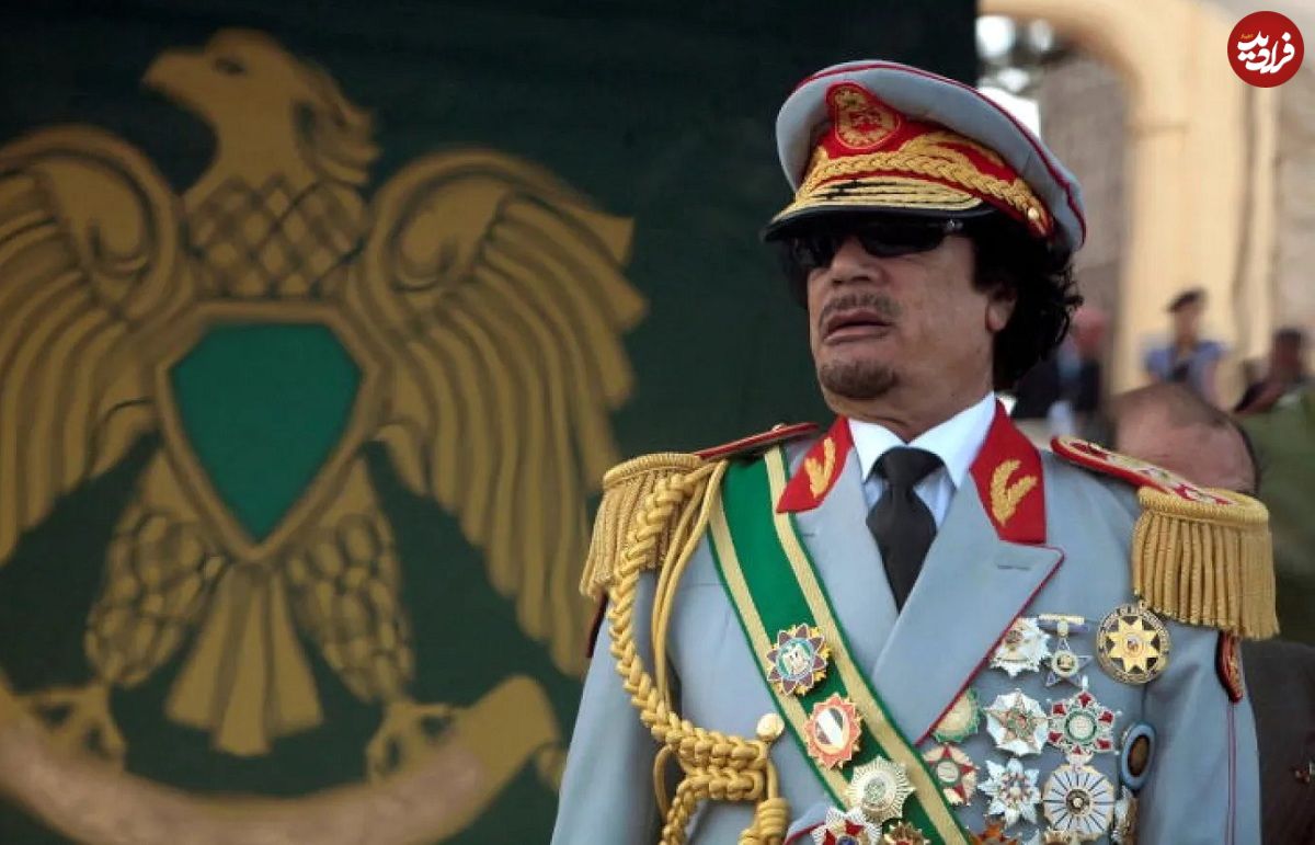 عکس| سفر در زمان؛ «سرهنگ قذافی» در جوانی و در حال غذا خوردن با دست