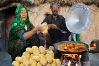 ببینید| غذای روستایی در افغانستان؛ پخت خوراک سیب زمینی توسط زوج مسن افغان