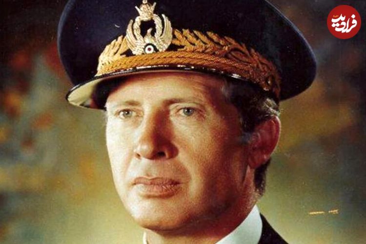 عکس؛ سفر در زمان؛ نادر جهانبانی در مراسم فارغ التحصیلی فرزندش انوشیروان