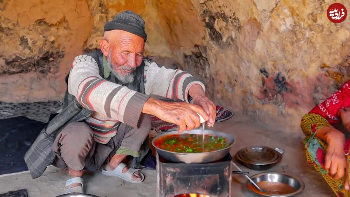 (ویدئو) نحوه پخت یک املت متفاوت زغالی به روش تماشایی یک زوج غارنشین افغان