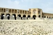 عکس| سفر در زمان؛ اصفهانی ها در میان زاینده‌رود خشک شده در عصر قاجار