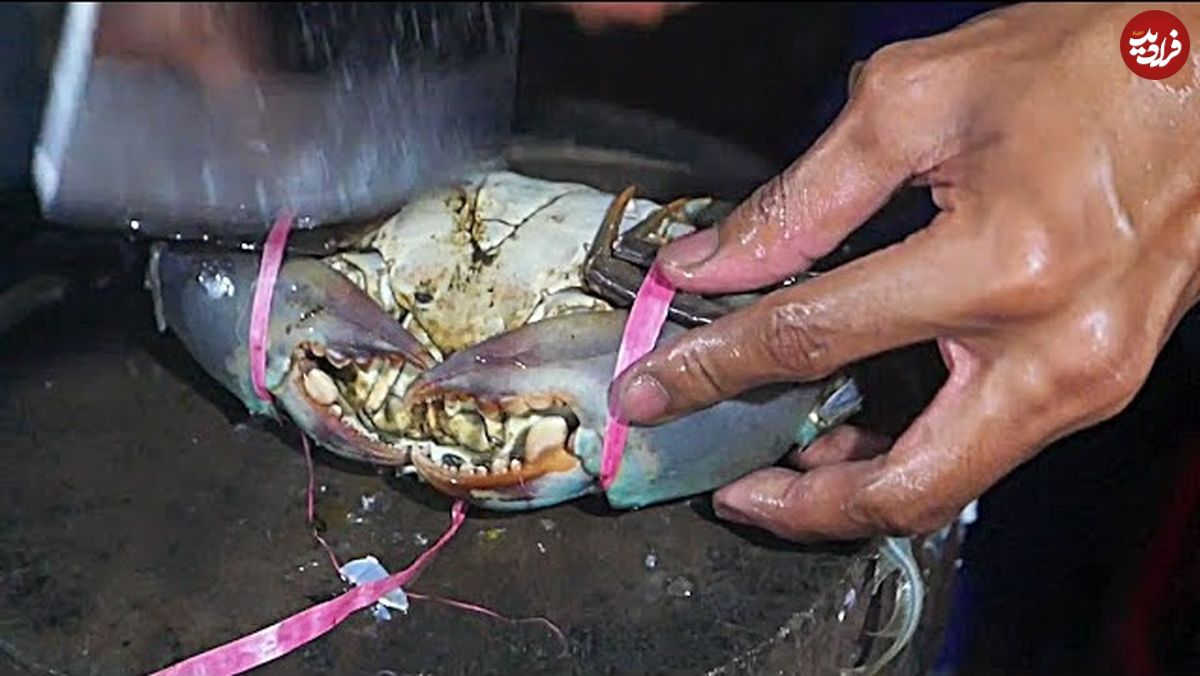 ببینید؛ غذای خیابانی در اندونزی؛ پخت خرچنگ در برگ موز در جاکارتا