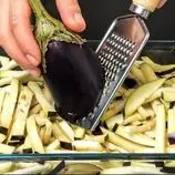 ببینید| طرز تهیه یک غذای ساده و جدید با 3 تخم مرغ و  یک بادمجان