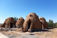 تصاویر؛ معماری بامزه یک کاروانسرا نزدیک اصفهان که شبیه بستنی قیفی است