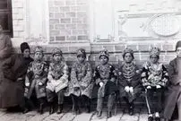 عکس| سفر زمان؛ دوتن از شاهزادگان خردسال قاجار و لـله‌گان آنها در یک قاب