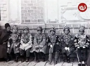 عکس| سفر زمان؛ دوتن از شاهزادگان خردسال قاجار و لـله‌گان آنها در یک قاب