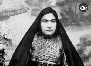 عکس| سفر به عصر قاجار؛ مادر جوان تهرانی همراه دو فرزندش در آتلیه عکاسی؛ سال 1299