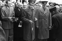 سفر در زمان؛ یادداشت‌های علم، چهارشنبه ۲۳ خرداد ۱۳۵۲: دستور دادم روزنامه‌ها عکس‌های تعظیم هیوم را بگذارند؛ شاه گفت «آنهایی را که گرفته‌اید، آزاد کنید»