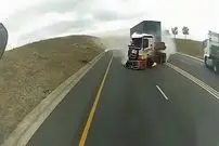 ببینید| تصادف آتشین دو کامیون