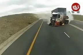 ببینید| تصادف آتشین دو کامیون