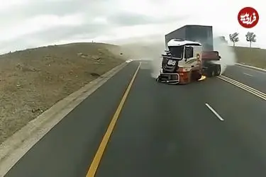 ببینید| تصادف آتشین دو کامیون