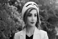 عکس؛ استایل کلاسیک «شبنم قلی‌خانی» در دبی؛ کلاه سفید و جاکت خط‌دار