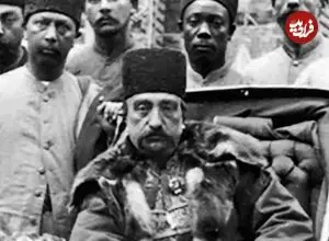 عکس| سفر به ایران قدیم؛ ناصرالدین شاه سوار بر سه‌چرخه در حال شربت‌خوری