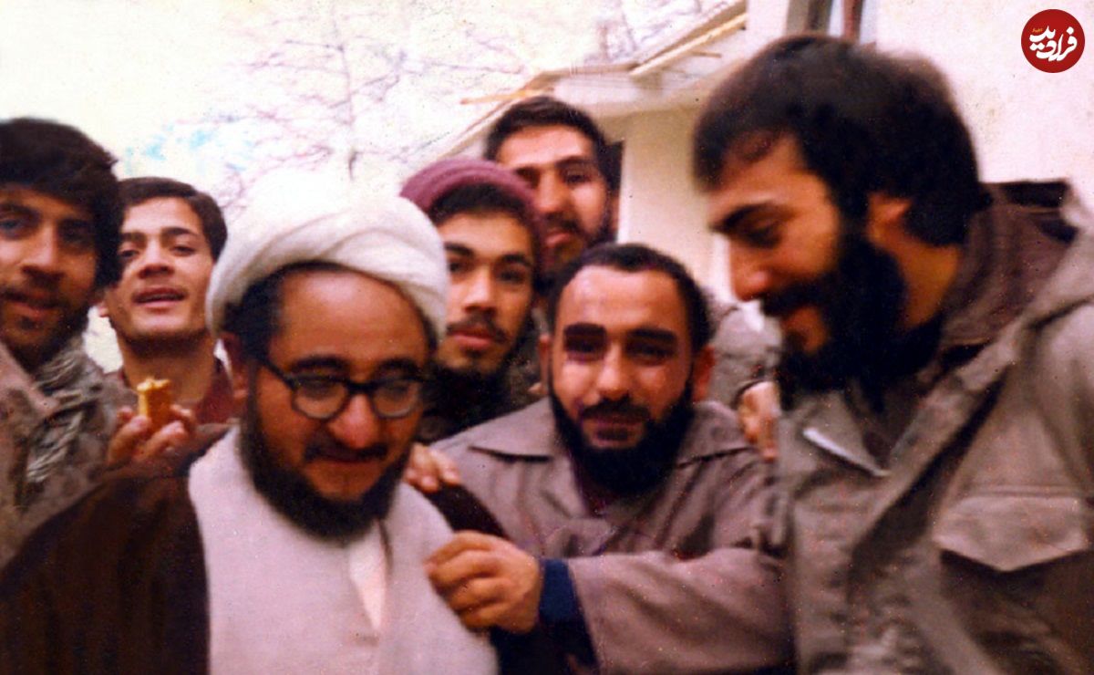 عکس؛ سفر در زمان؛ «خلخالی در کنار شهید رجایی در نماز جمعه تهران»؛ سال 59