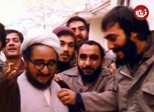 عکس؛ سفر در زمان؛ «خلخالی در کنار شهید رجایی در نماز جمعه تهران»؛ سال 59