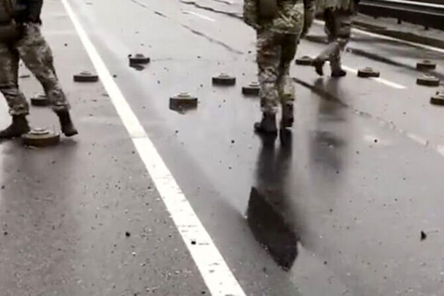 (ویدئو) این ویدئوی عجیب از جابجایی مین ها توسط سربازان اوکراینی واقعی است؟