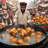 ببینید| غذای خیابانی در پاکستان؛ پخت 500 کیلوگرم مرغ سوخاری با ادویه های مخصوص در پیشاور
