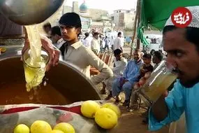 ببینید| غذای خیابانی در پاکستان؛ تهیه لیموناد خنک در کراچی