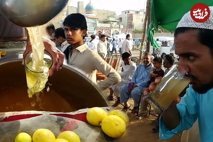 ببینید| غذای خیابانی در پاکستان؛ تهیه لیموناد خنک در کراچی