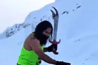 ببینید| قدرت‌نمایی مرد برفی افغانستان در دریاچه یخ‌زده