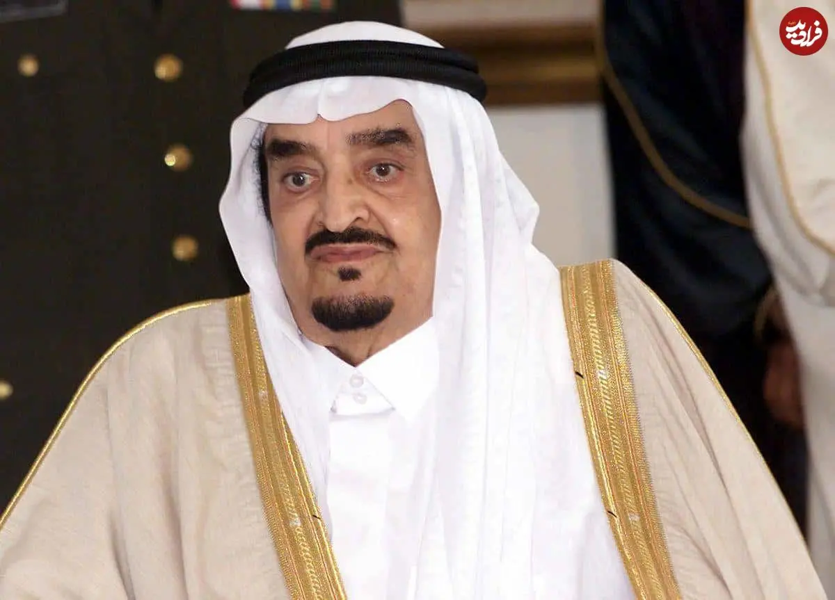 عکس| سفر در زمان؛ «ملک فهد، پادشاه عربستان» در حال امتحان کردن میز تحریر یک مدرسه دخترانه در لندن؛ سال 1333