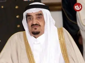 عکس| سفر در زمان؛ «ملک فهد، پادشاه عربستان» در حال امتحان کردن میز تحریر یک مدرسه دخترانه در لندن؛ سال 1333